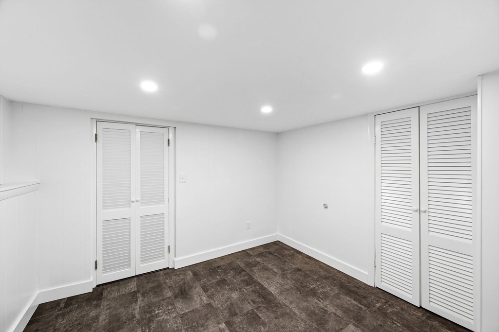 78 Bayview Road Marblehead, MA 01945 - Photo 25 of 30 an empty room with window