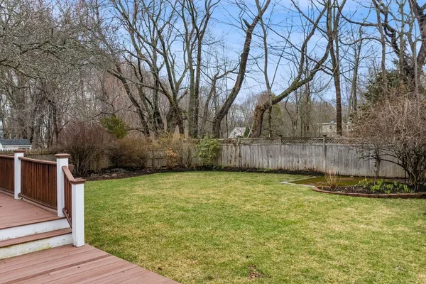 a view of a backyard