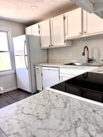 $2,350 | 60 Washington Street, Unit 3, Bristol, RI 02809