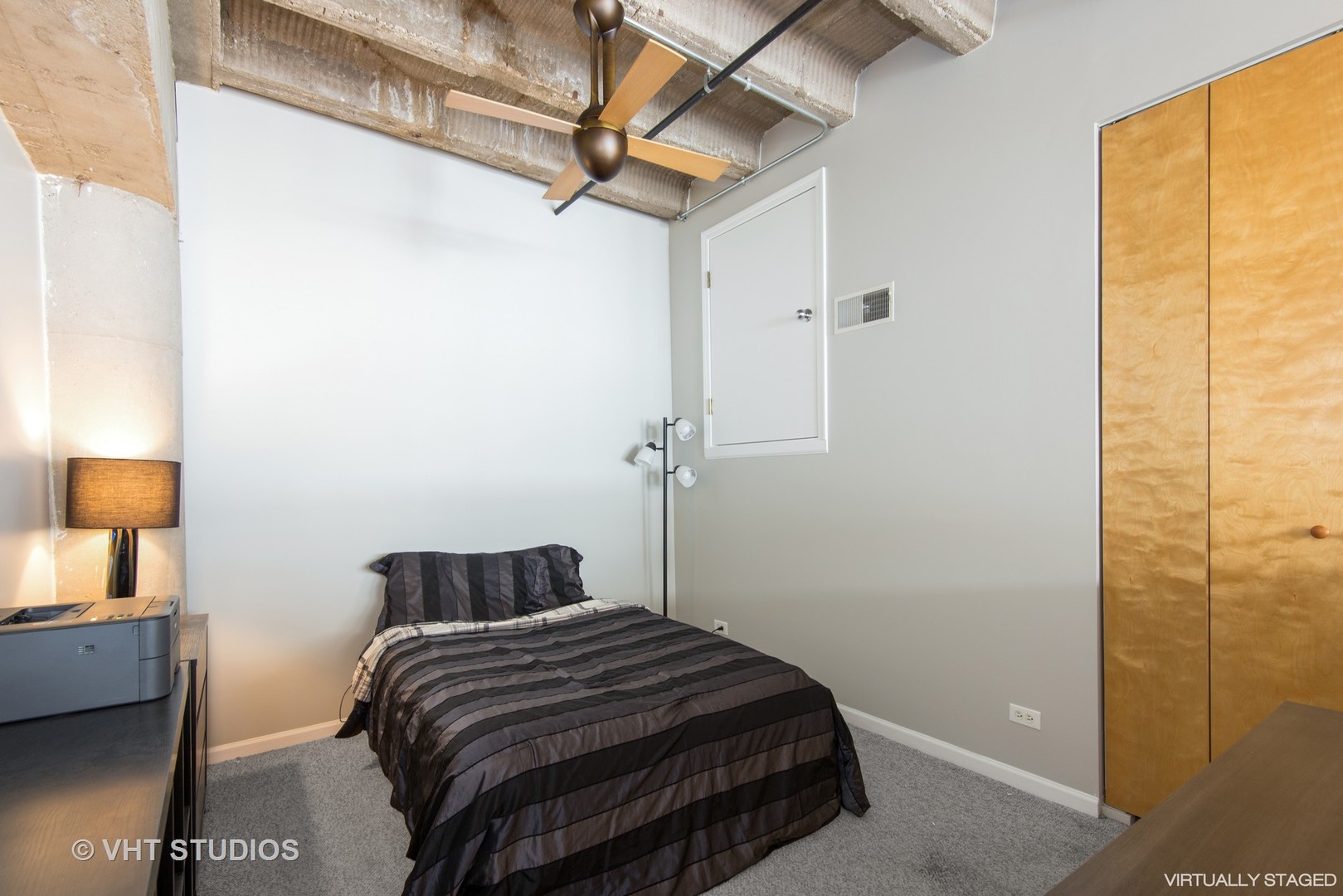 1834 Ridge Avenue, Unit 128 Evanston, IL 60201 - Photo 7 of 9 a bedroom with a bed and a lamp
