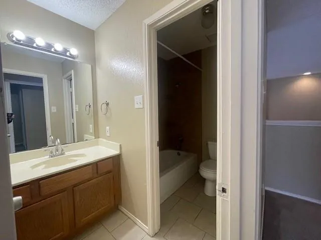 $2,200 | 1226 West Hudgins Street, Grapevine, TX 76051