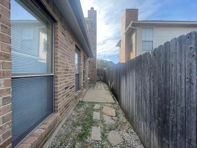 $2,200 | 1226 West Hudgins Street, Grapevine, TX 76051