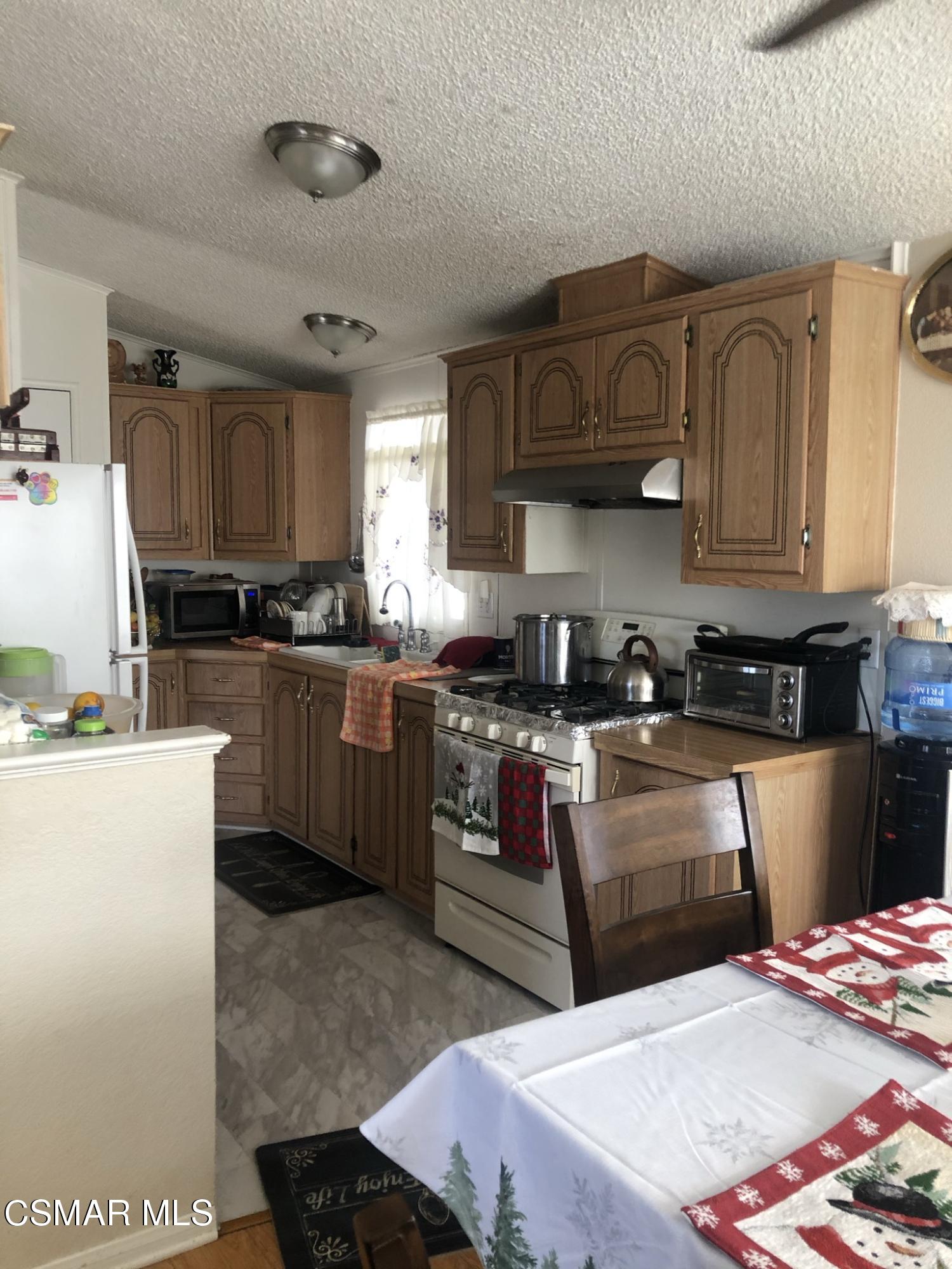 1550 Rory Lane, Unit 102 Simi Valley, CA 93063 - Photo 13 of 20 562B2A31-FDDF-4E34-A0A1-A988D923138B