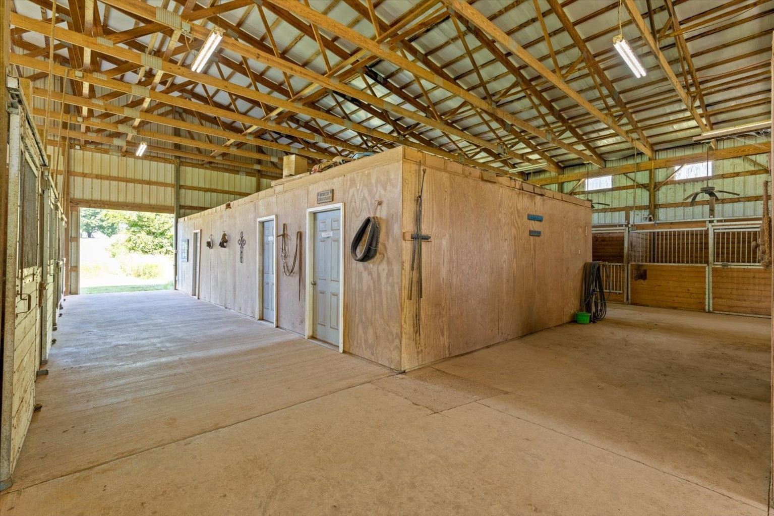 399 Jernigan Road Portland, TN 37148 - Photo 7 of 40 a view of a garage