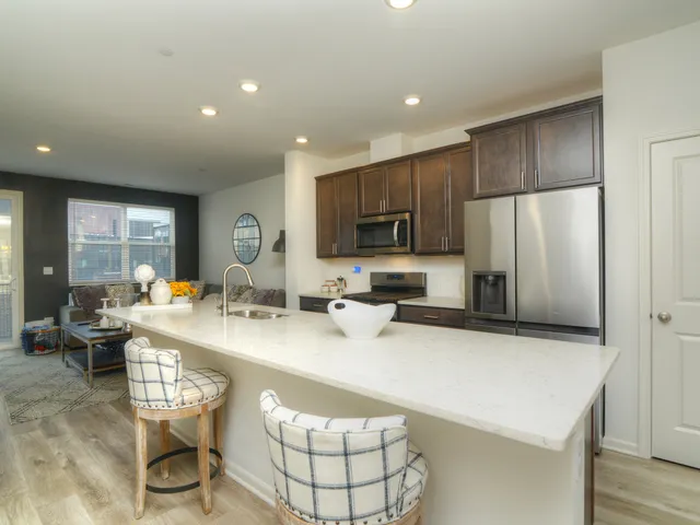 $549,000 | 2202 Venture Drive, Schaumburg, IL 60173