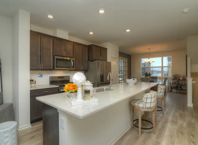 $549,000 | 2202 Venture Drive, Schaumburg, IL 60173