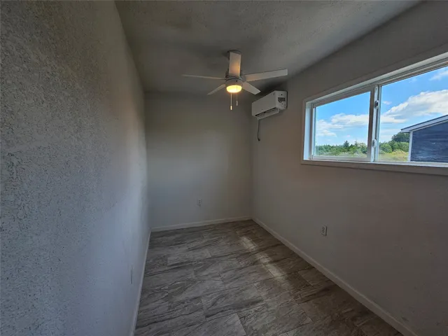 a view of empty room with window