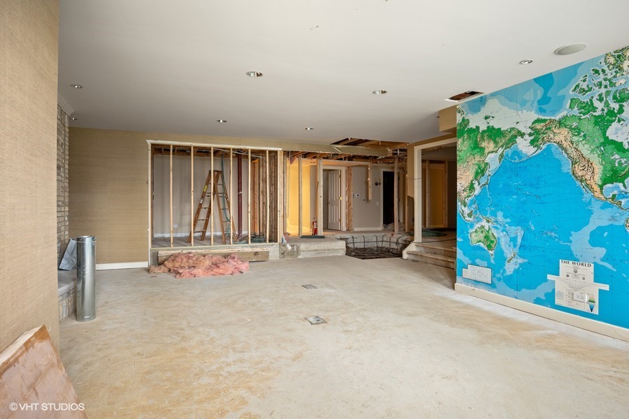 889 Sheridan Road Winnetka, IL 60093 - Photo 19 of 37 an empty room with windows