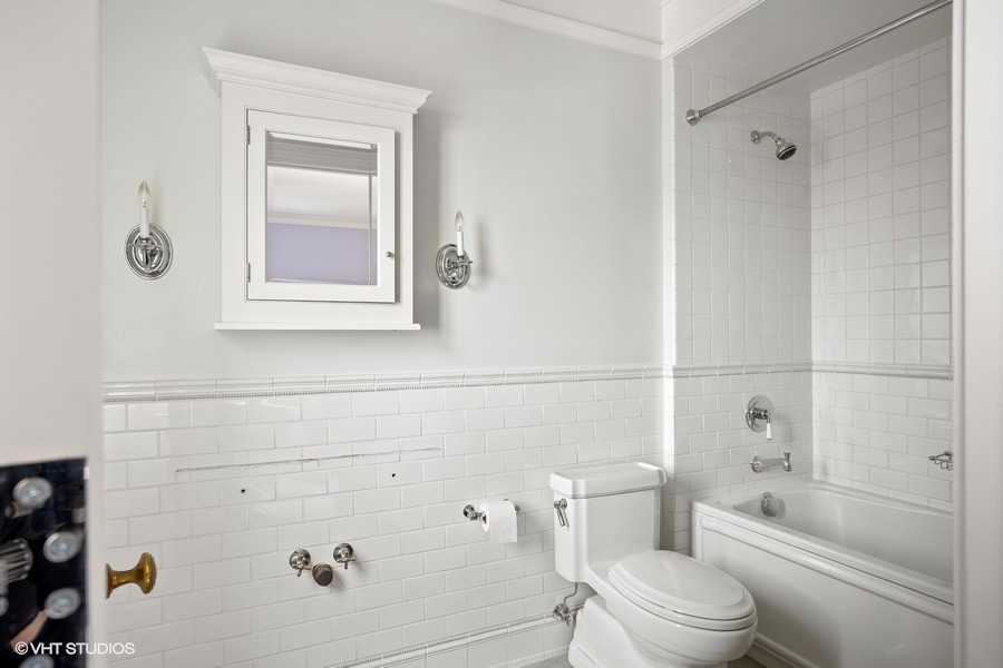889 Sheridan Road Winnetka, IL 60093 - Photo 21 of 37 a bathroom with a bathtub shower sink vanity and toilet