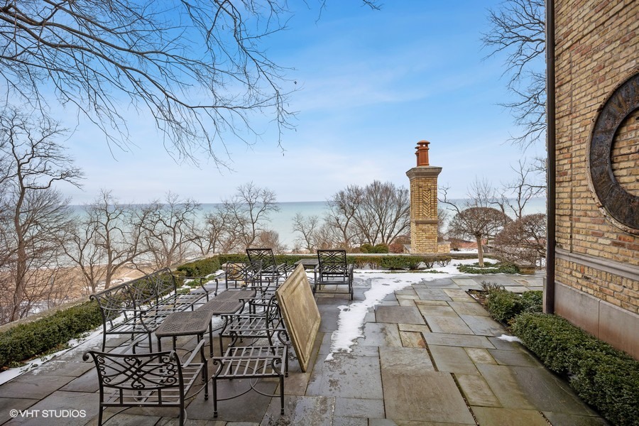 889 Sheridan Road Winnetka, IL 60093 - Photo 29 of 37 a view of a terrace with skyline