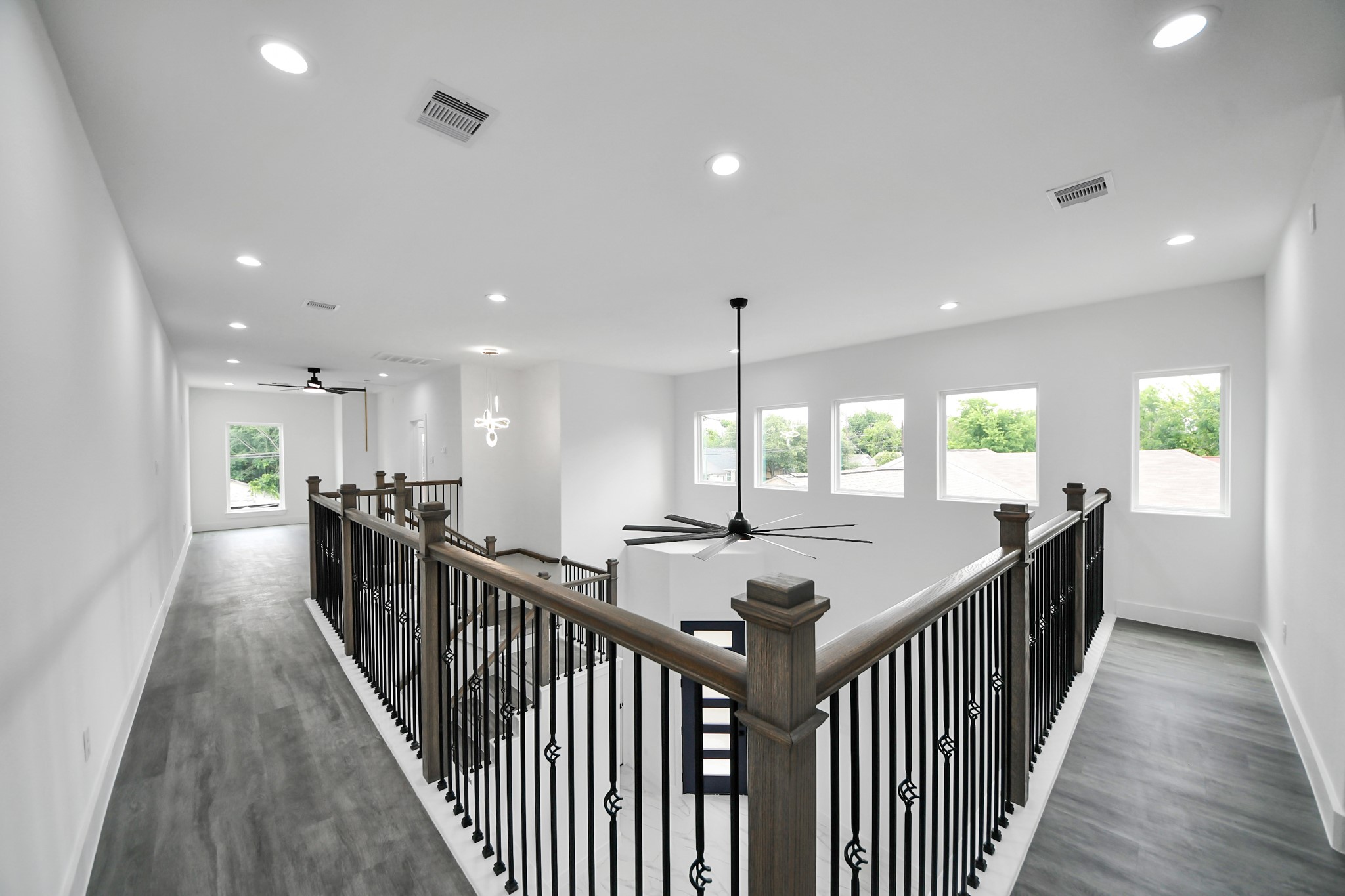 6629 Foster Street Houston, TX 77021 - Photo 17 of 33 Upper level hallway overlooking the grand living area below.