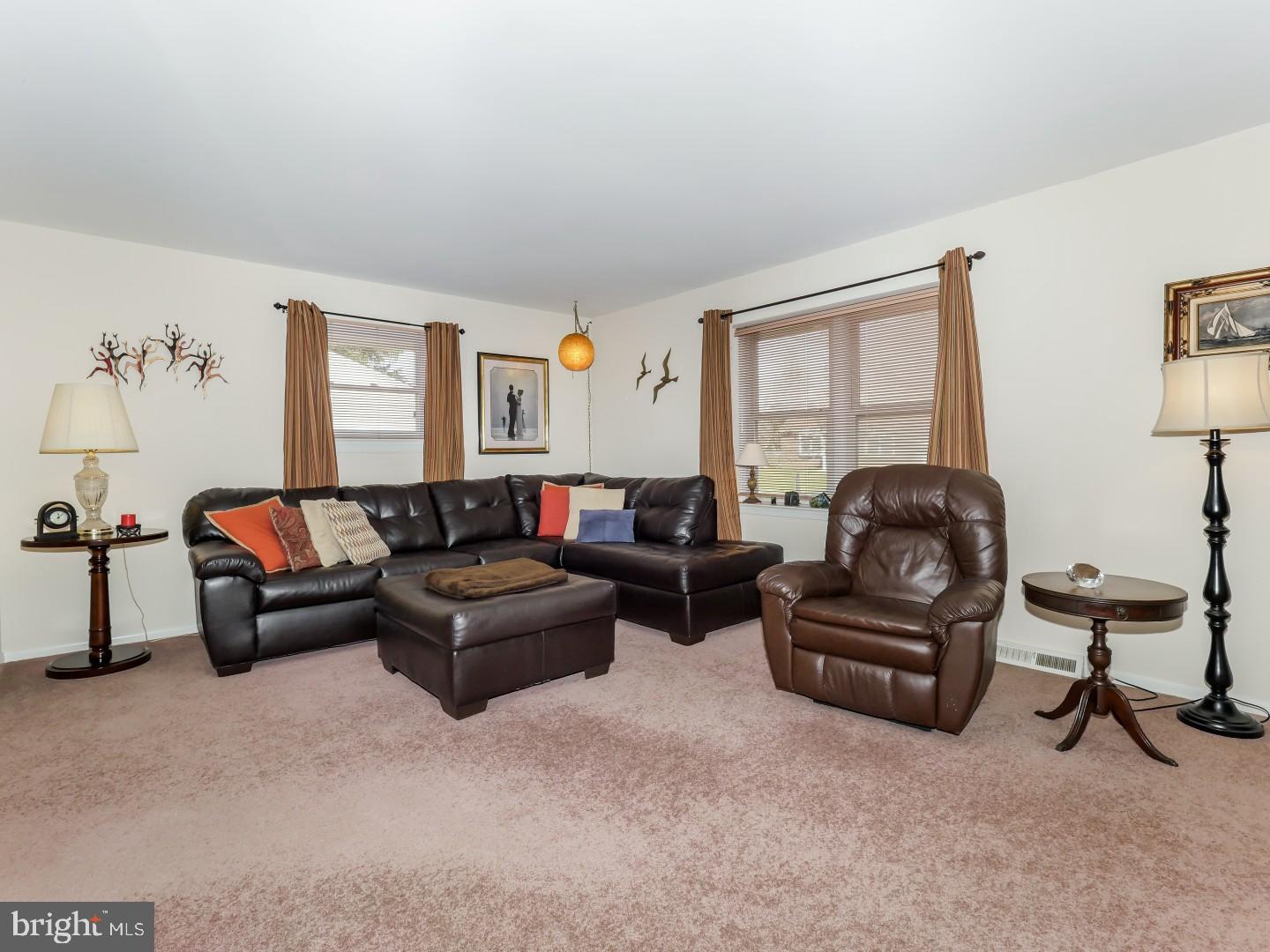 416 Wendy Road Southampton, PA 18966 - Photo 5 of 25 Living Room