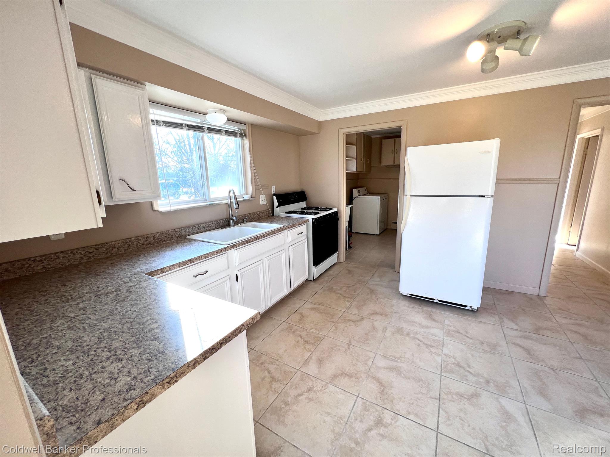 1716 Milverton Road Troy, MI 48083 - Photo 4 of 18 Kitchen