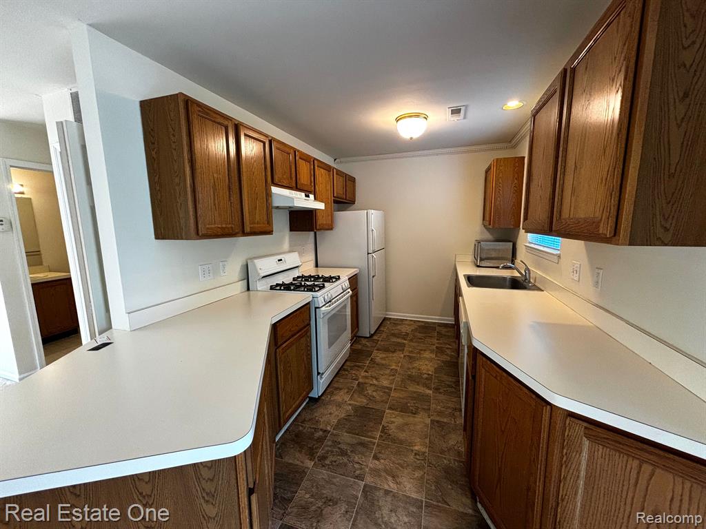 1423 Chesapeake Road, Unit 54 Royal Oak, MI 48067 - Photo 20 of 35