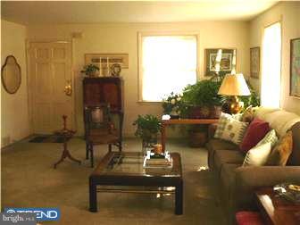 522 Cumberland Road Havertown, PA 19083 - Photo 3 of 10 Living Room