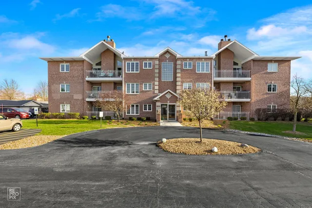 $289,900 | 17950 Settlers Pond Way, Unit 3B, Orland Park, IL 60467