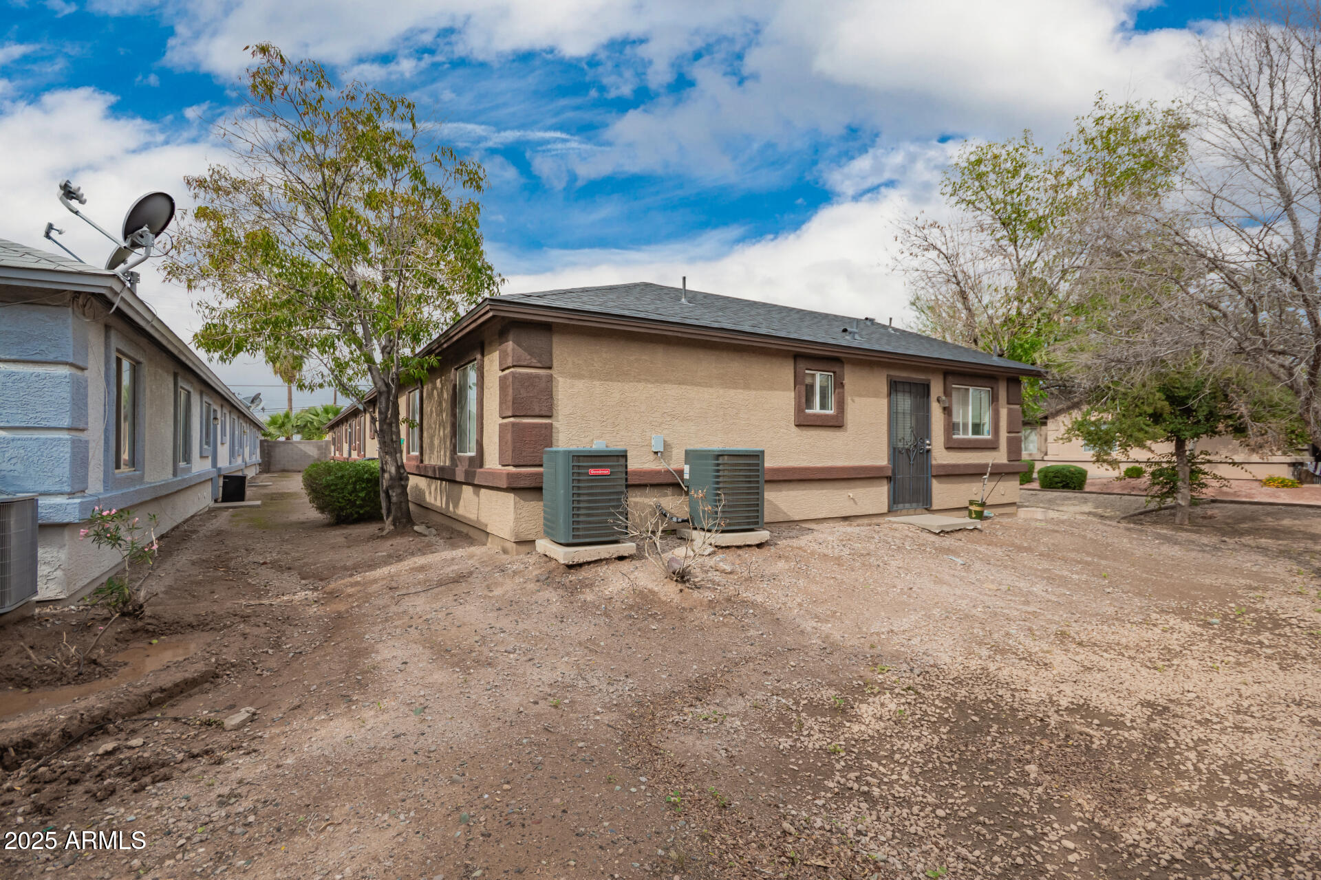 7549 North 21st Avenue Phoenix, AZ 85021 - Photo 6 of 9 a front view of a house with garden