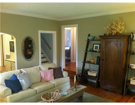 28 Stilley Road Whitehall, PA 15227 - Photo 5 of 16 Living Room.