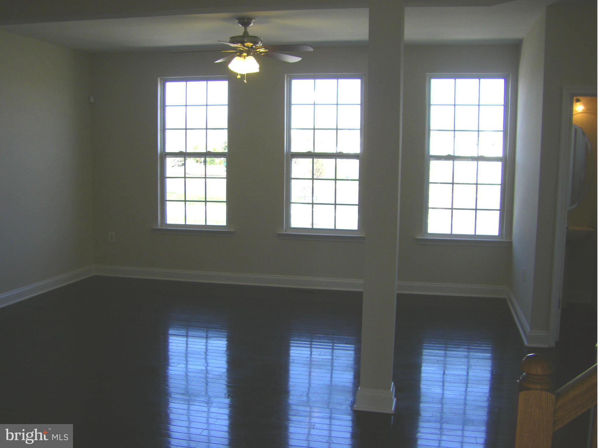 608 Springhouse Square Southeast Leesburg, VA 20175 - Photo 14 of 15 Living Room