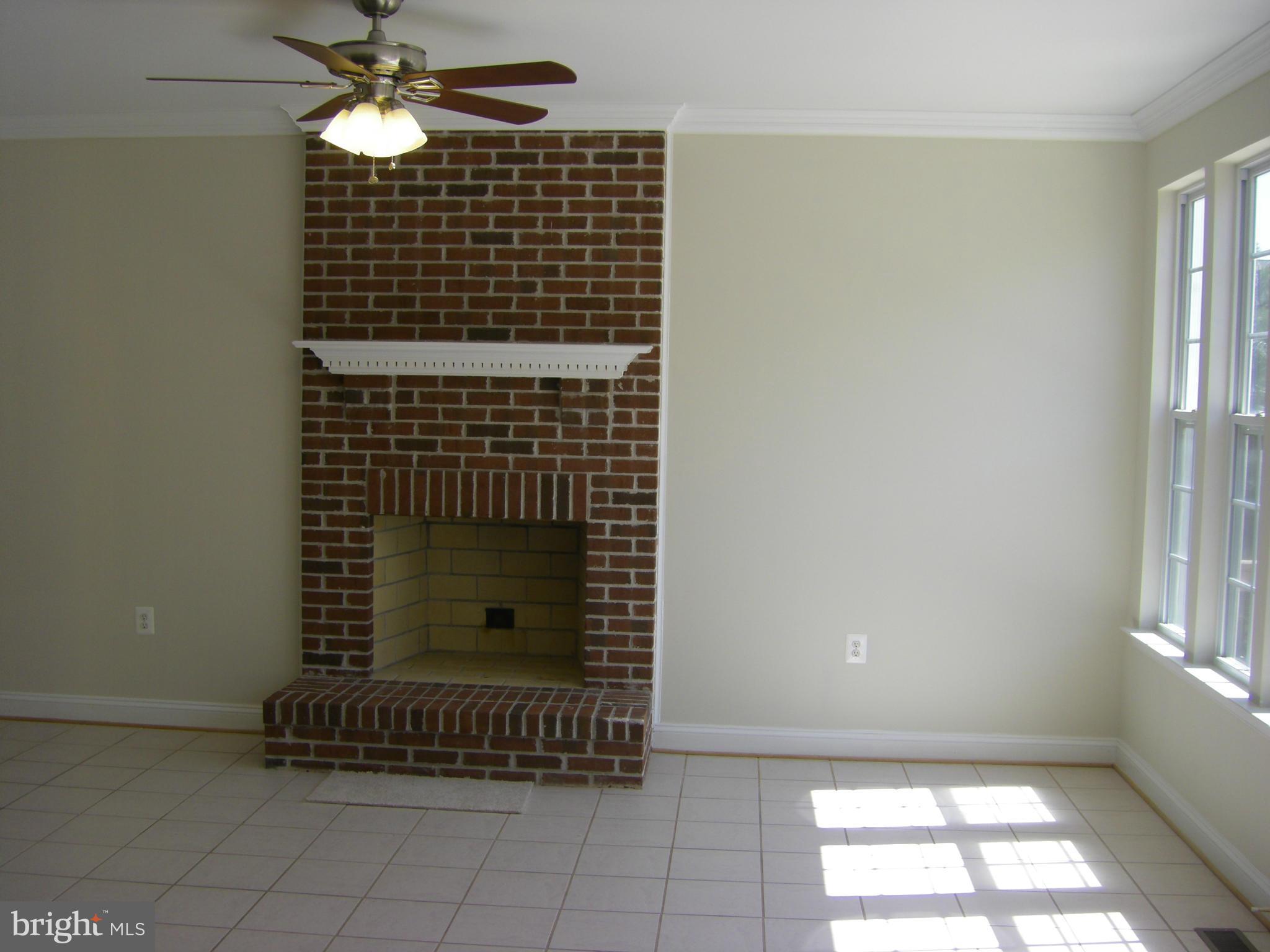 608 Springhouse Square Southeast Leesburg, VA 20175 - Photo 8 of 15 Family Room