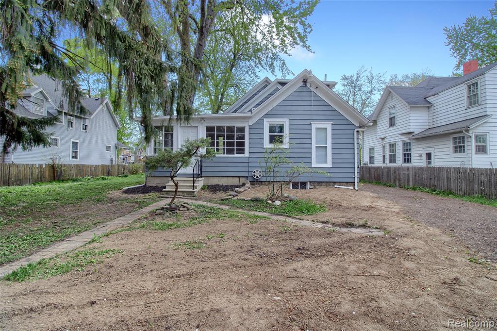 127 Bates Street Jackson, MI 49202 - Photo 3 of 33