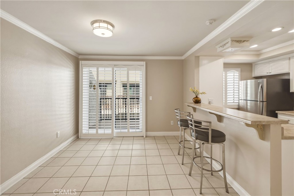 2615 Ruhland Avenue, Unit 15 Redondo Beach, CA 90278 - Photo 10 of 44 Bright and welcoming kitchen