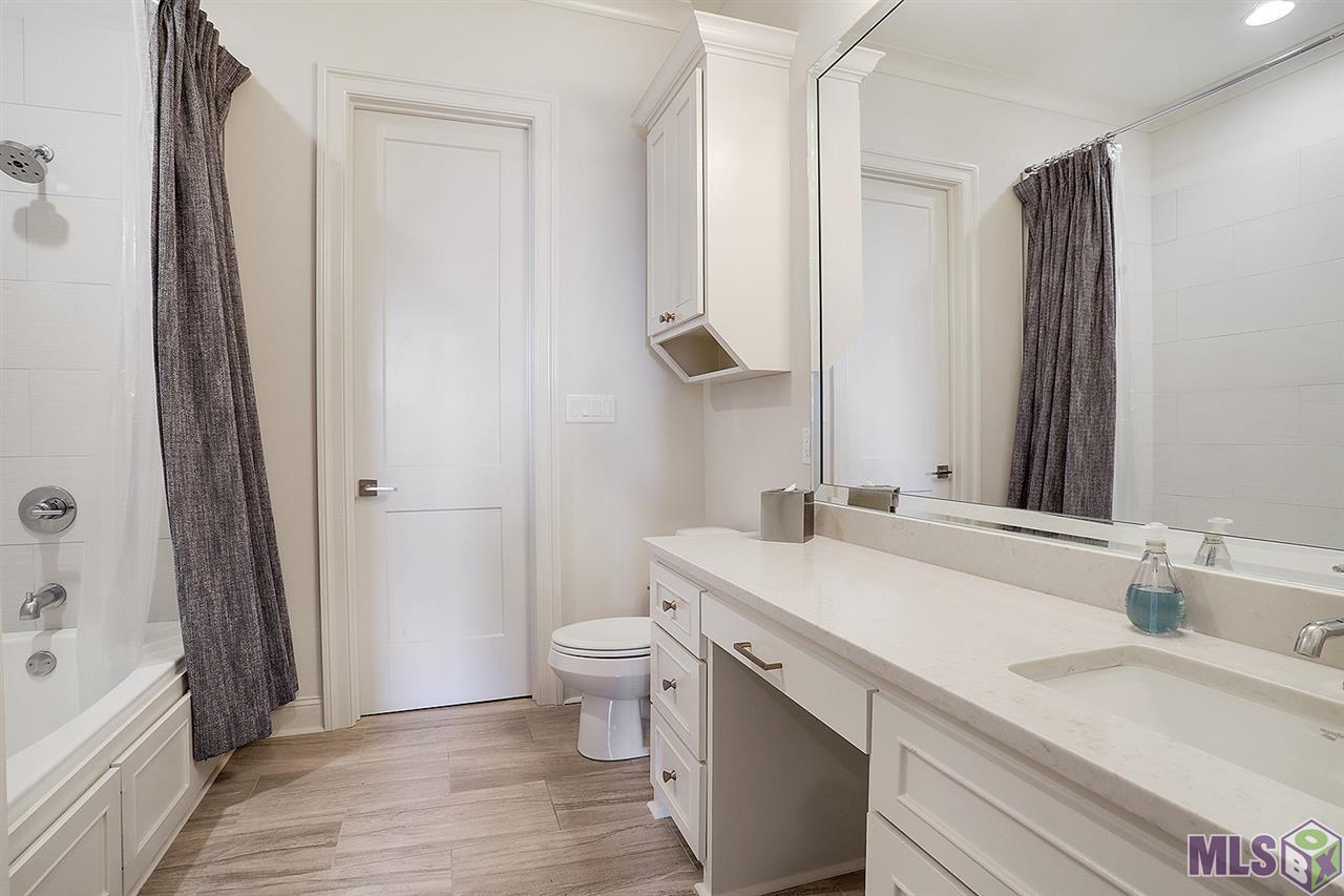 154 Valhalla Boulevard Baton Rouge, LA 70810 - Photo 45 of 50 Upstairs Bath