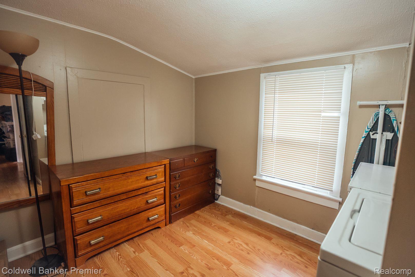 39 Heights Road Lake Orion, MI 48362 - Photo 25 of 29 UL Bedroom w Laundry
