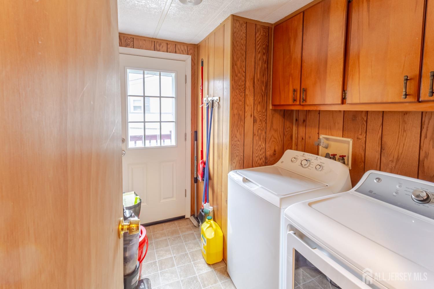 32 Whitman Road North Brunswick, NJ 08902 - Photo 13 of 16