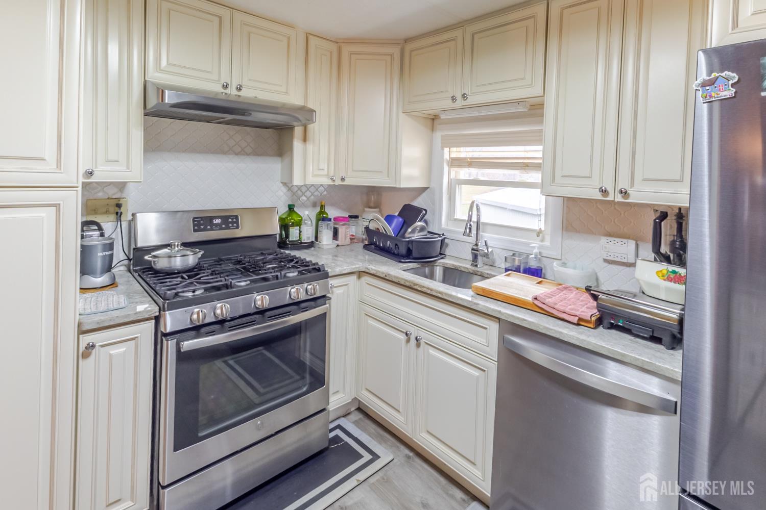 32 Whitman Road North Brunswick, NJ 08902 - Photo 7 of 16