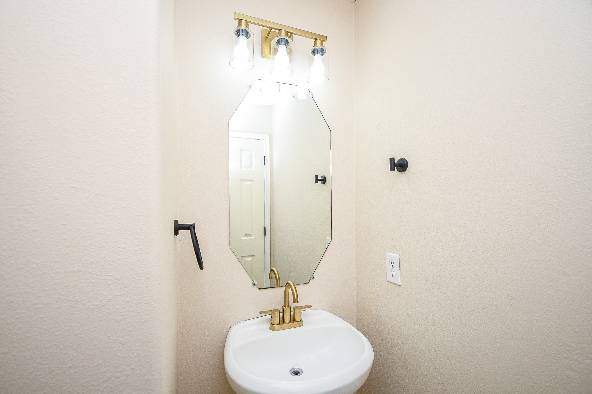 19207 Relay Road Humble, TX 77346 - Photo 28 of 34 half bathroom downstairs