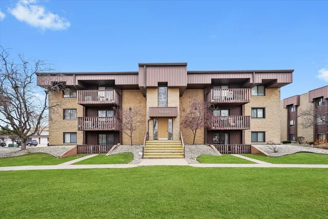 $167,400 | 1500 Rock Run Drive, Unit 2D, Crest Hill, IL 60403