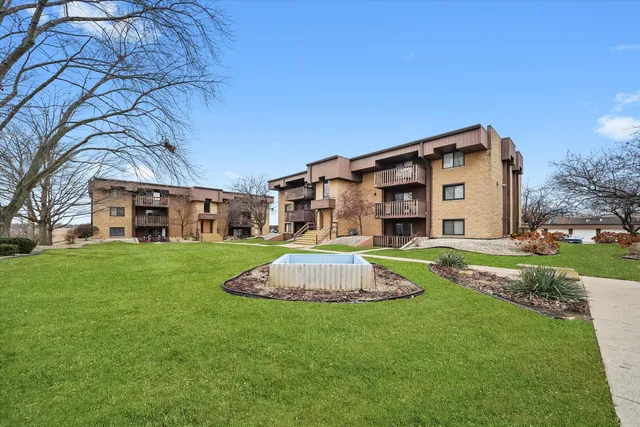 $167,400 | 1500 Rock Run Drive, Unit 2D, Crest Hill, IL 60403