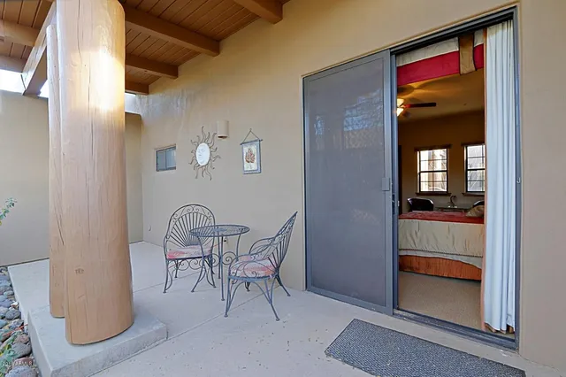 a view of a backyard