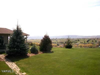 12216 West Barrett Road Yakima, WA 98908 - Photo 19 of 21 a view of a garden with a building