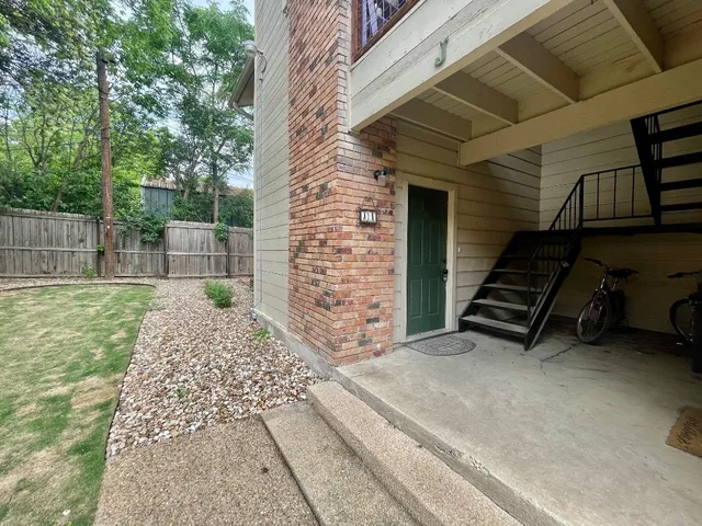 $1,225 | 421 West San Antonio Street, Unit J1, San Marcos, TX 78666