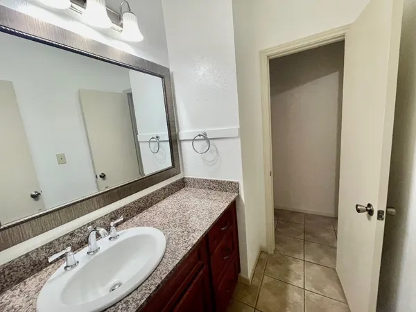 $1,225 | 421 West San Antonio Street, Unit J1, San Marcos, TX 78666