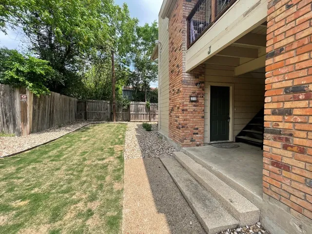 $1,225 | 421 West San Antonio Street, Unit J1, San Marcos, TX 78666