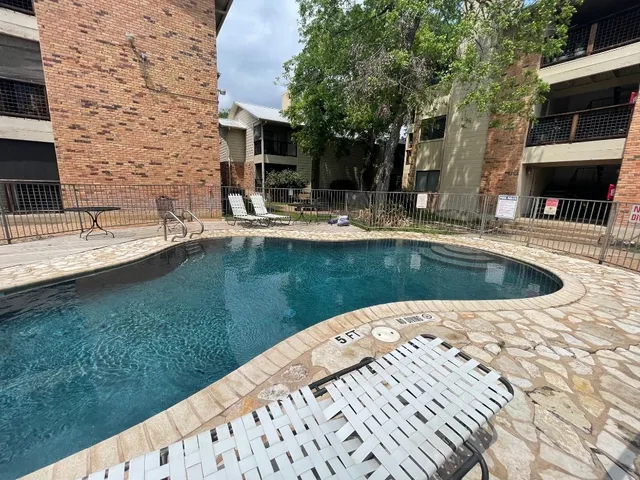 $1,225 | 421 West San Antonio Street, Unit J1, San Marcos, TX 78666