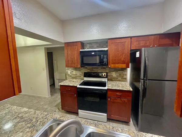 $1,225 | 421 West San Antonio Street, Unit J1, San Marcos, TX 78666