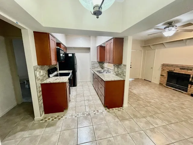 $1,225 | 421 West San Antonio Street, Unit J1, San Marcos, TX 78666