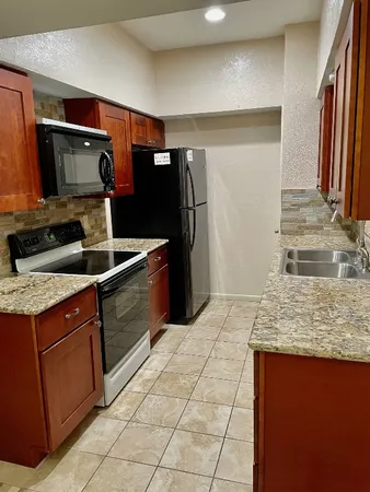 $1,225 | 421 West San Antonio Street, Unit J1, San Marcos, TX 78666