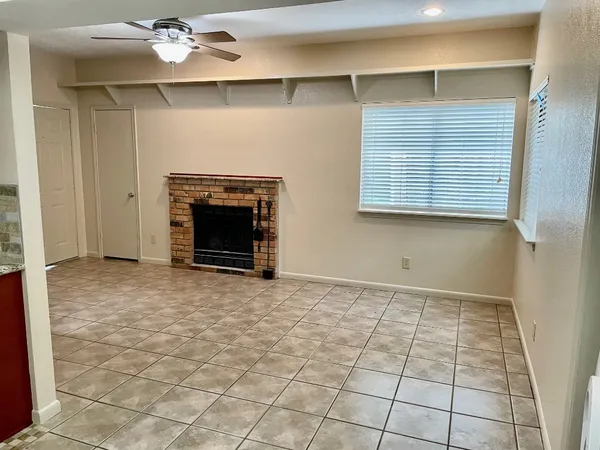 $1,225 | 421 West San Antonio Street, Unit J1, San Marcos, TX 78666