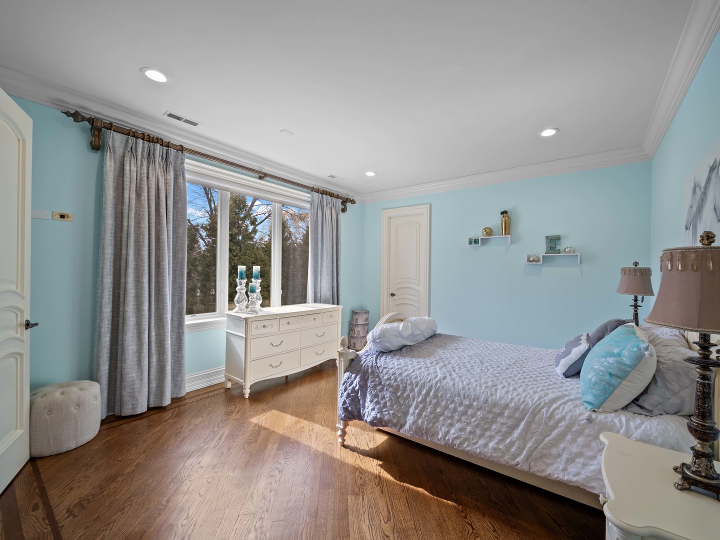 700 Greenwood Road Northbrook, IL 60062 - Photo 43 of 81 a bedroom with a bed and a large window