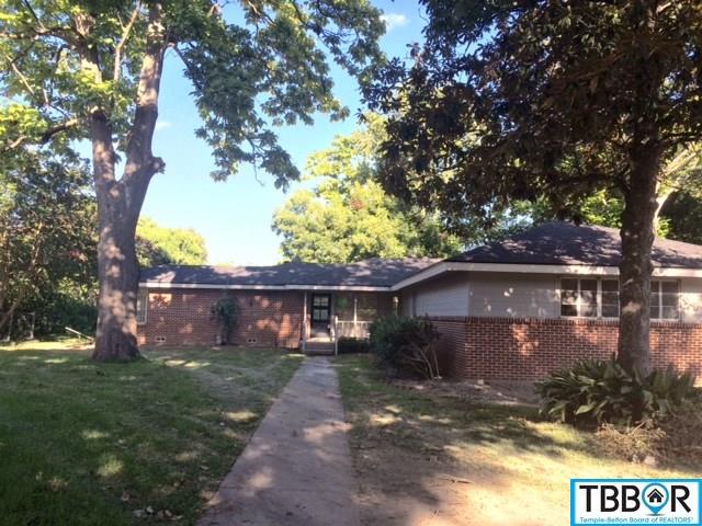 a view of house with a yard