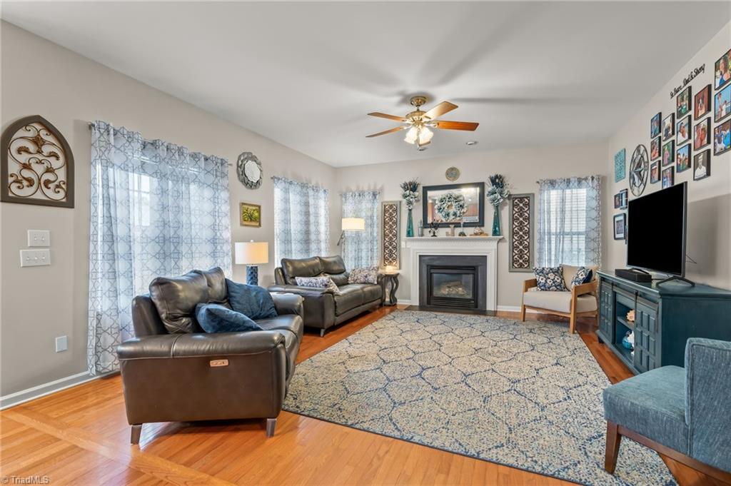 2923 Shady View Drive High Point, NC 27265 - Photo 15 of 40 Living room