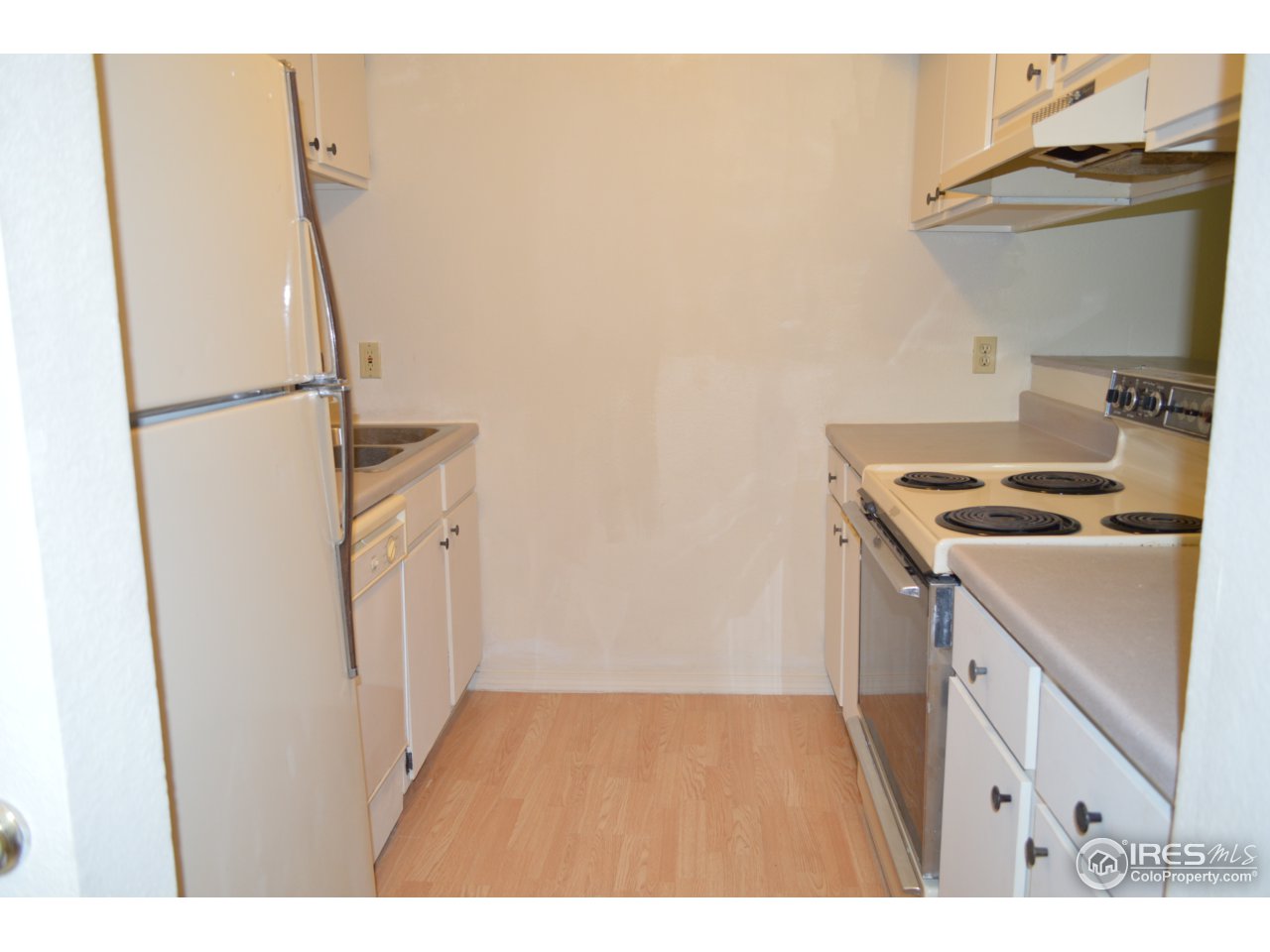 2707 Valmont Road, Unit 202B Boulder, CO 80304 - Photo 7 of 15 a kitchen with a refrigerator and a stove