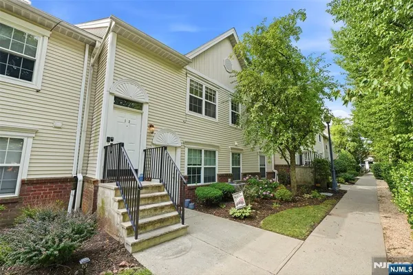 $3,300 | 50 Pine Street, Unit I2, Montclair, NJ 07042