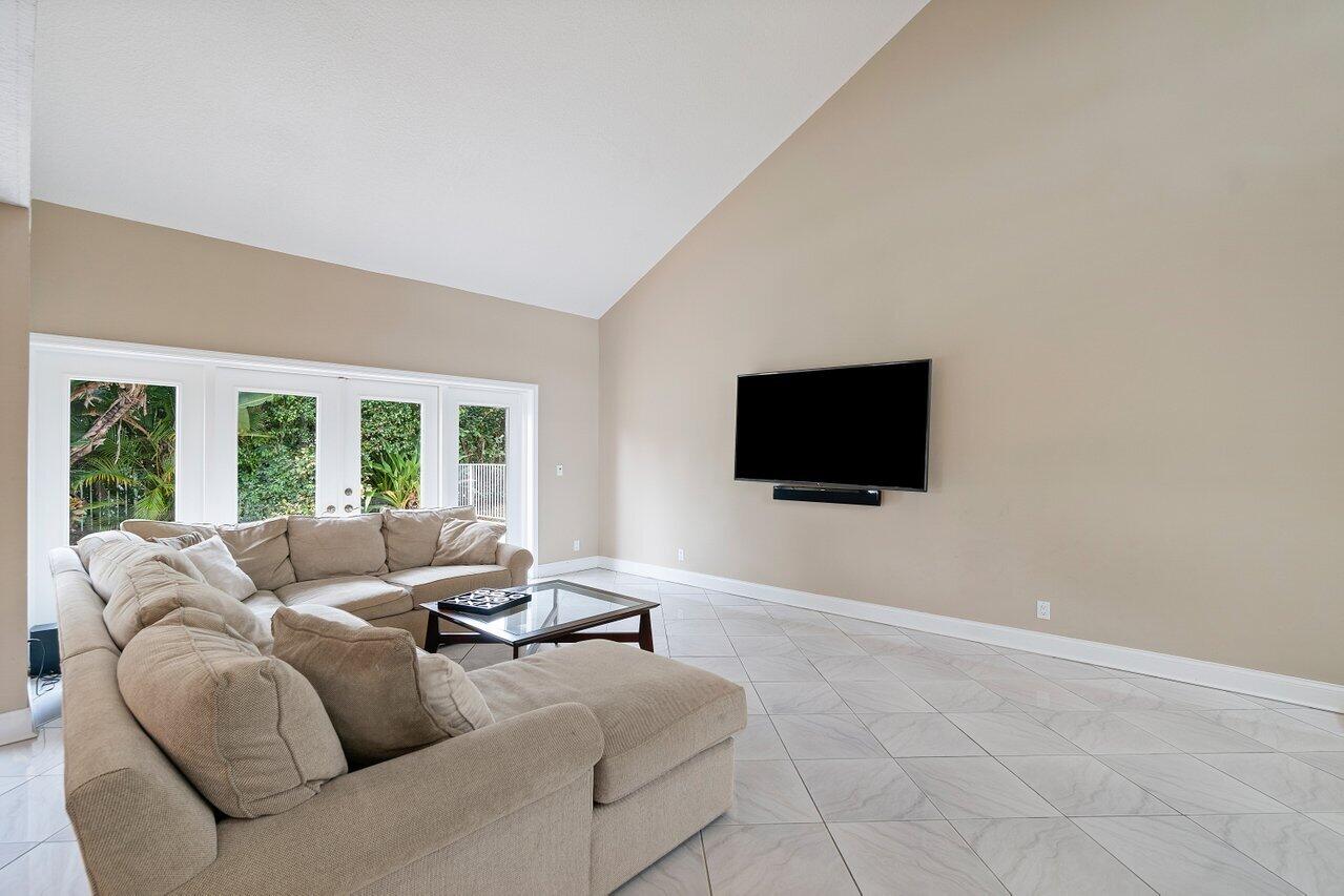 2799 Northwest 28th Street Boca Raton, FL 33434 - Photo 7 of 44 Living room