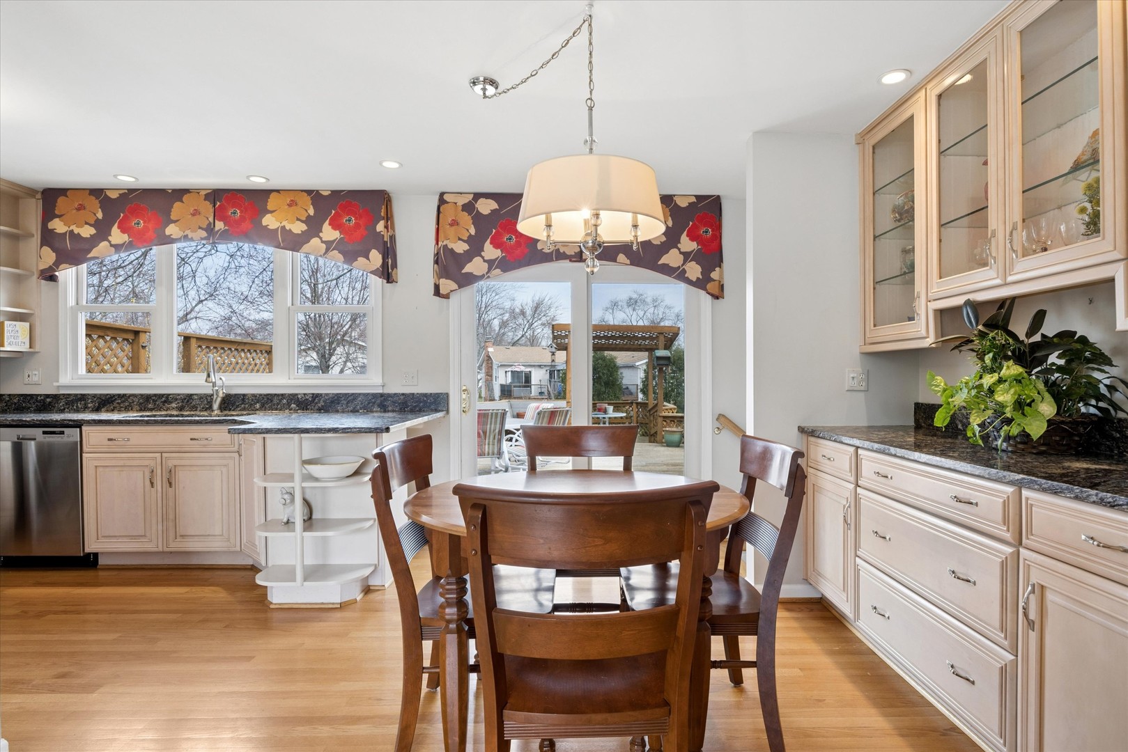 710 Maple Lane Darien, IL 60561 - Photo 4 of 35